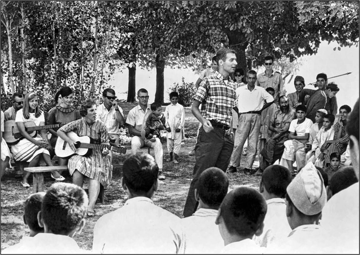 Voluntarios del Cuerpo de Paz estadounidense en Kabul organizan una "reunión informal con música folclórica" para los huérfanos afganos en 1965