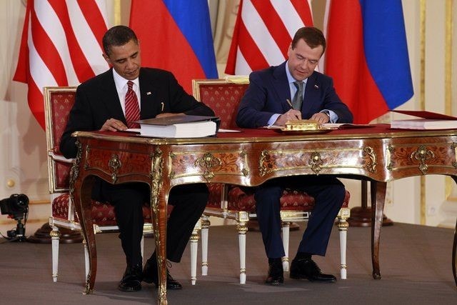 Los presidentes Barack Obama y Dmitry Medvedev firman la renovación del tratado START. (Fuente:Telesur.net)