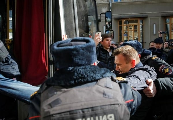 https://www.memri.org/sites/default/files/new_images/navalny%20arrested.jpg